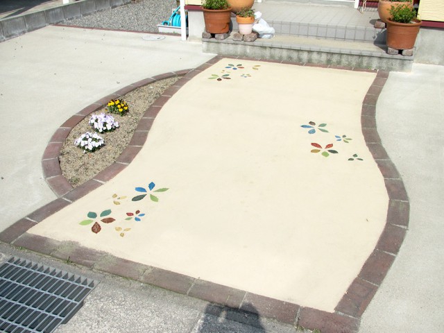 可愛らしいアプローチに花壇を添えて…三川町の外構工事施工例です