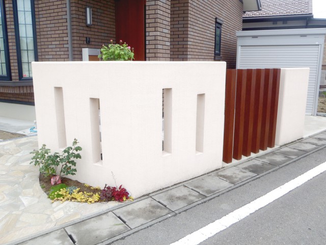 塀に適度に空間を設けることで、セミオープン外構に。